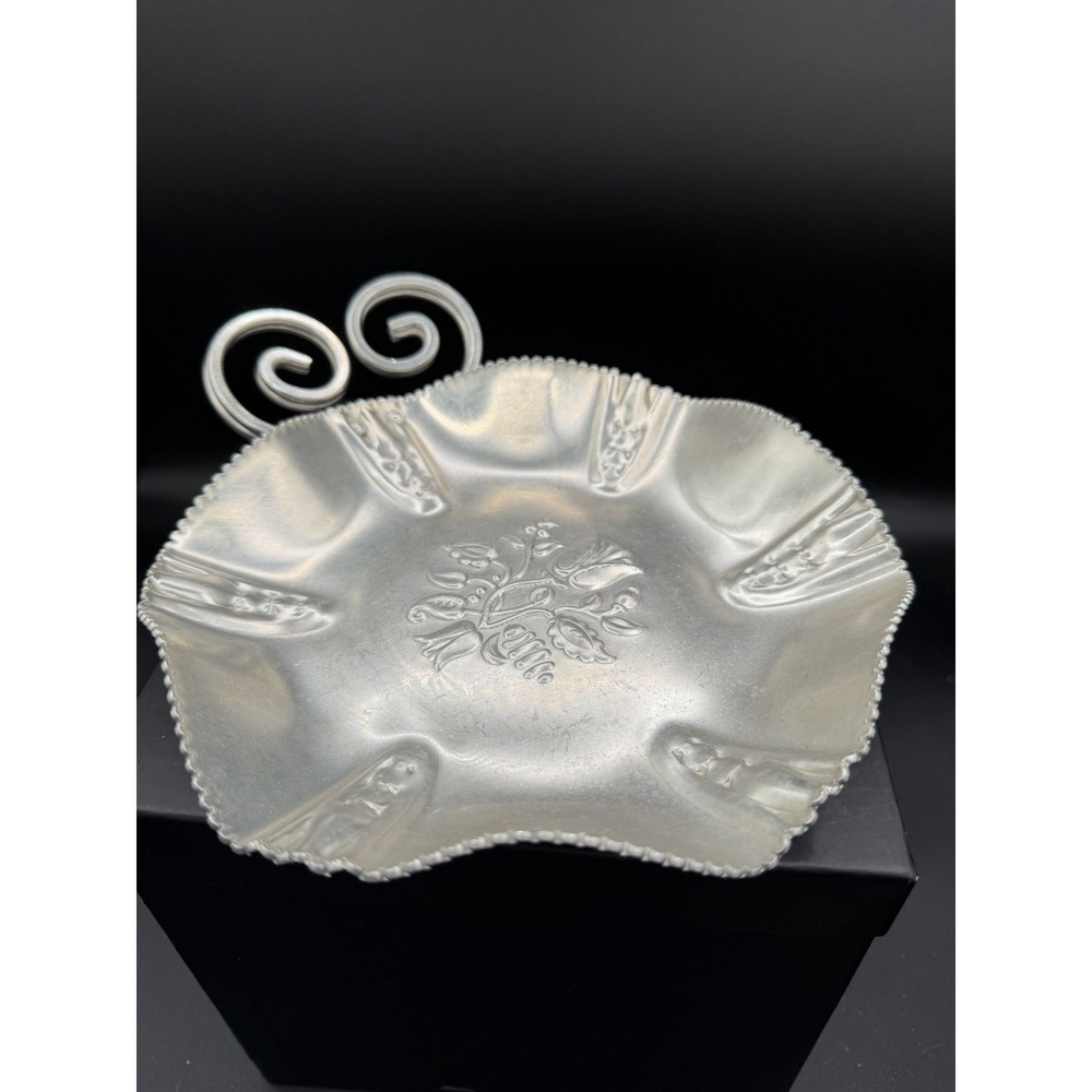 🥄 Vintage Hand‑Wrought Aluminum Decorative Plate–Scalloped Edge & Embossed Flor